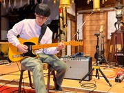 大慶寺でギターを弾く井上陽介(Turntable Films)。