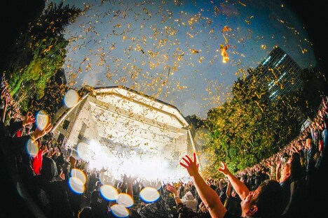 花火のように発射された金テープ。（Photo by Rui Hashimoto[Sound Shooter]）