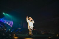 ピースサインを掲げるHIPPY。