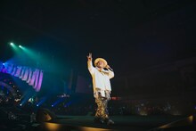 ピースサインを掲げるHIPPY。