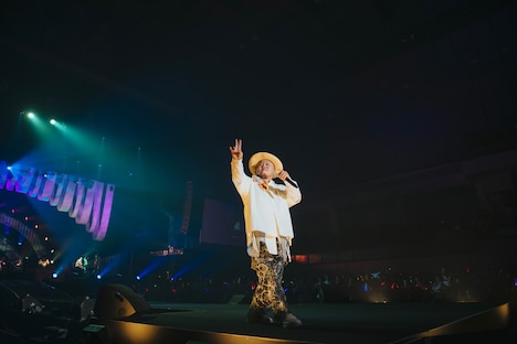 ピースサインを掲げるHIPPY。