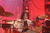 宮崎優扮する西条朱音（Dr）。