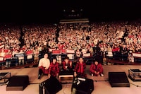 「OKAMOTO'S 15th Anniversary FORTY SEVEN LIVE TOUR -SPECIAL FINAL- at 日比谷野外大音楽堂」公演の様子。（Photo by Takumi Yasumoto）