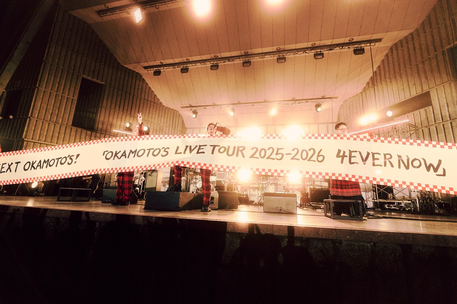 「OKAMOTO'S 15th Anniversary FORTY SEVEN LIVE TOUR -SPECIAL FINAL- at 日比谷野外大音楽堂」公演の様子。（Photo by Takumi Yasumoto）