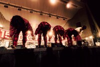 「OKAMOTO'S 15th Anniversary FORTY SEVEN LIVE TOUR -SPECIAL FINAL- at 日比谷野外大音楽堂」公演の様子。（Photo by Takumi Yasumoto）