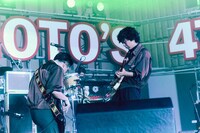 「OKAMOTO'S 15th Anniversary FORTY SEVEN LIVE TOUR -SPECIAL FINAL- at 日比谷野外大音楽堂」公演よりハマ・オカモト（B）、オカモトコウキ（G）。（Photo by Takumi Yasumoto）