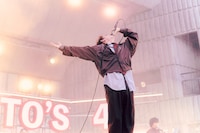 「OKAMOTO'S 15th Anniversary FORTY SEVEN LIVE TOUR -SPECIAL FINAL- at 日比谷野外大音楽堂」公演よりオカモトショウ（Vo）。（Photo by Takumi Yasumoto）