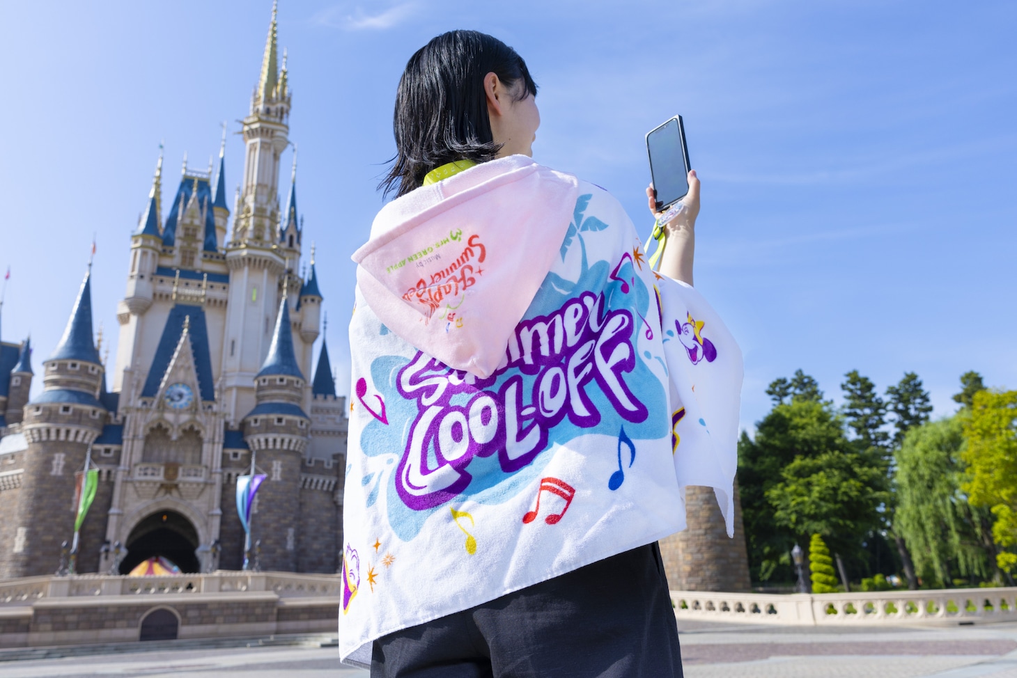Mrs. GREEN APPLEとコラボレーションした「サマー・クールオフ at Tokyo Disney Resort」のグッズ。©Disney
