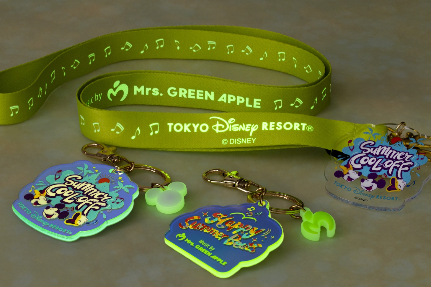 人気画像5位は「Mrs. GREEN APPLE×東京ディズニーリゾートのコラボグッズ発表！ミッキーたちがノリノリ」より、Mrs. GREEN APPLEとコラボレーションした「サマー・クールオフ at Tokyo Disney Resort」のグッズ。©Disney