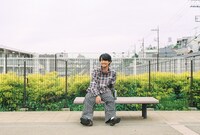 富士356広場のベンチにて。ミュージックビデオの撮影もこの広場で行われた。