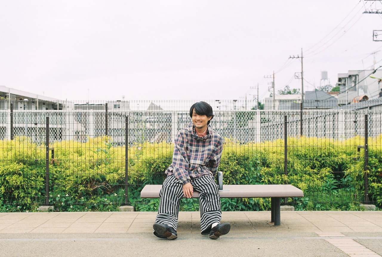 富士356広場のベンチにて。ミュージックビデオの撮影もこの広場で行われた。