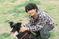 富士356広場でたまたま出会った犬のNyssaちゃんと戯れる高橋響。