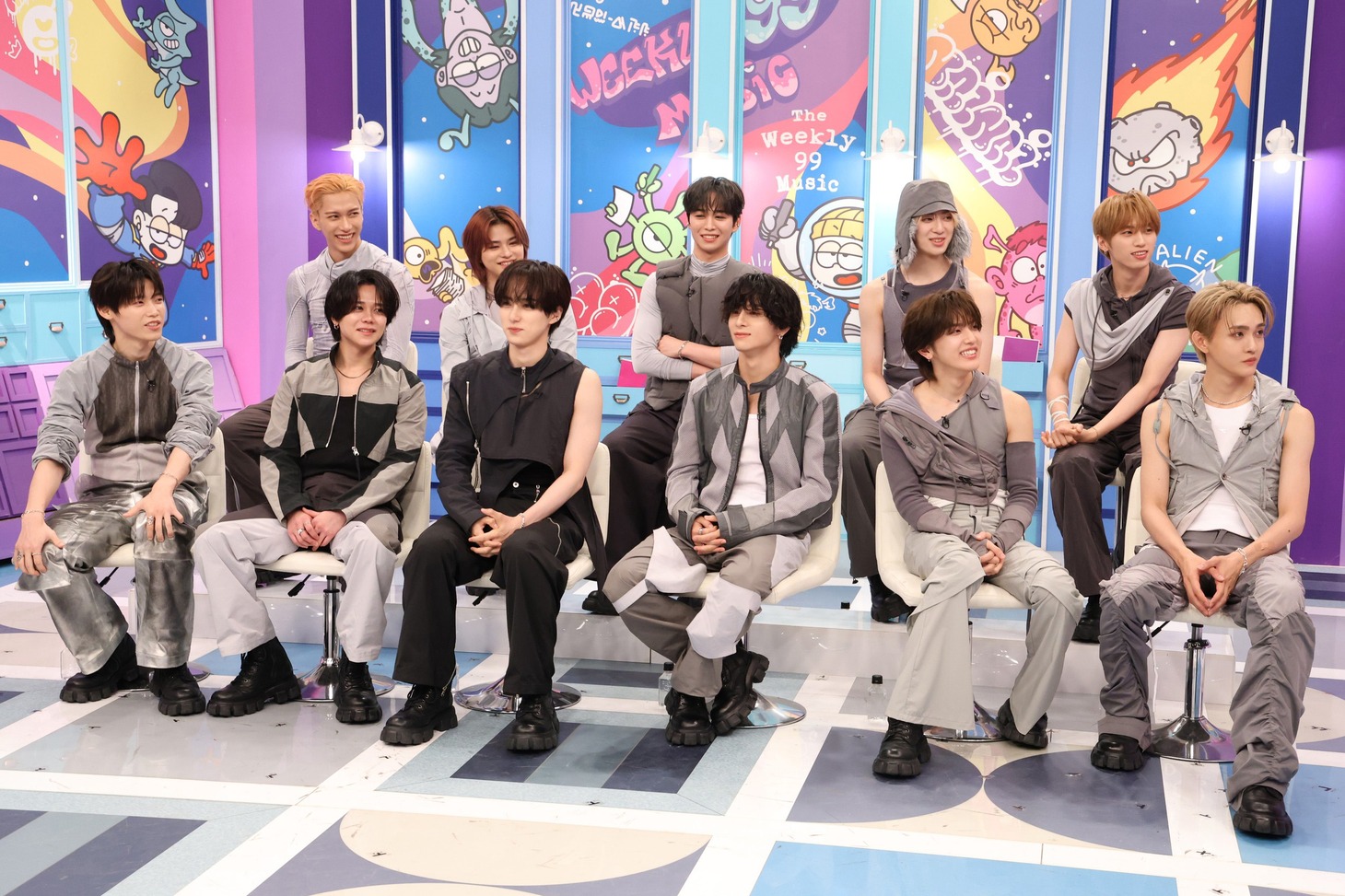 「週刊ナイナイミュージック」より、トーク中のINI。©フジテレビ