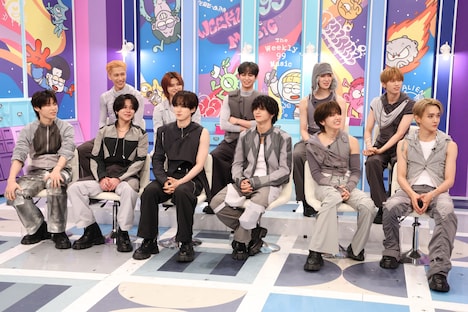 「週刊ナイナイミュージック」より、トーク中のINI。©フジテレビ