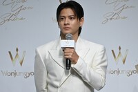 司会者からの質問を聞く平野紫耀。