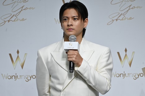 司会者からの質問を聞く平野紫耀。