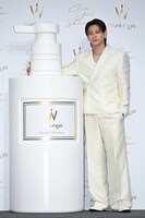 左からWonjungyo Hair巨大ボトル、平野紫耀。