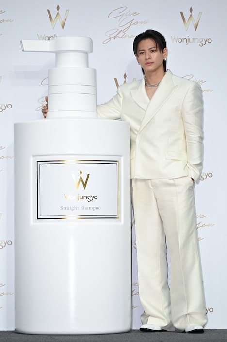左からWonjungyo Hair巨大ボトル、平野紫耀。