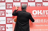 任命状にサインを入れる吉川晃司。