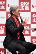 お好み焼きのヘラの使い方を語る吉川晃司。