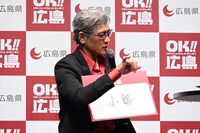 「小鰯」の魅力を語る吉川晃司。