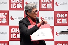 「小鰯」の魅力を語る吉川晃司。