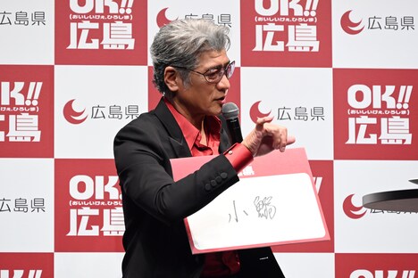 「小鰯」の魅力を語る吉川晃司。