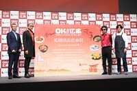 左から広島県農林水産ブランド戦略担当部長の池田志伸氏、吉川晃司、奥田民生、ひろしまブランドショップTAU店長の村上祥平氏。