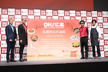 左から広島県農林水産ブランド戦略担当部長の池田志伸氏、吉川晃司、奥田民生、ひろしまブランドショップTAU店長の村上祥平氏。