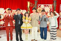 左からバッテリィズ、菅田愛貴（超ときめき♡宣伝部）、博多大吉（博多華丸・大吉）、飯尾和樹（ずん）、野々村友紀子。©TBS