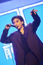 「酒と映画とナッツ」を歌う京本大我。