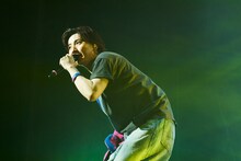 タオルを手に観客を盛り上げる京本大我。