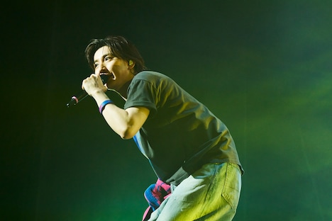 タオルを手に観客を盛り上げる京本大我。