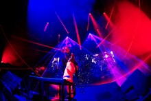 お立ち台に足をかけ
て熱唱する京本大我。