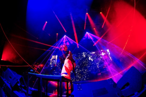 お立ち台に足をかけ
て熱唱する京本大我。