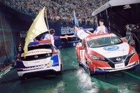 オープンカーに乗って登場したマカロニえんぴつ。（撮影：後藤壮太郎）