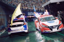 オープンカーに乗って登場したマカロニえんぴつ。（撮影：後藤壮太郎）