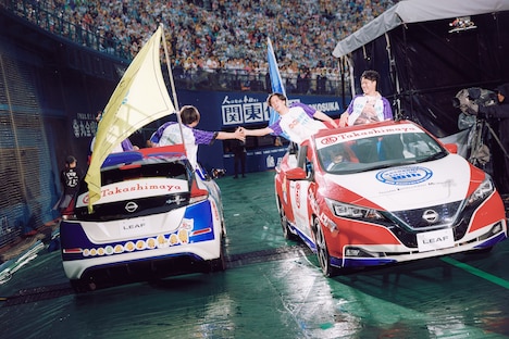 オープンカーに乗って登場したマカロニえんぴつ。（撮影：後藤壮太郎）