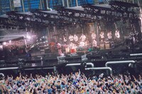 ブラスバンドとともにパフォーマンスするマカロニえんぴつ。（撮影：後藤壮太郎）