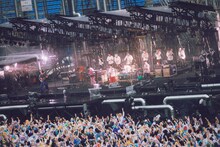 ブラスバンドとともにパフォーマンスするマカロニえんぴつ。（撮影：後藤壮太郎）