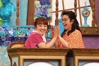 左から柳原可奈子、名取裕子。©フジテレビ