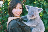 富田鈴花（日向坂46）1st写真集「鈴花サーキット」の掲載ショット。（撮影：峠雄三）©光文社