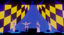 椎名林檎「余裕の凱旋」ライブ映像より。