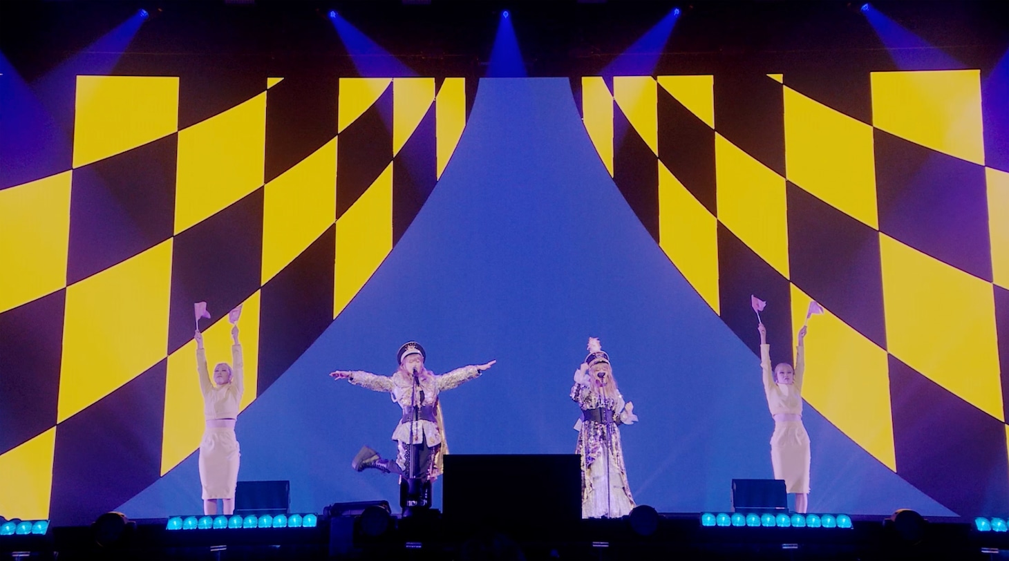 椎名林檎「余裕の凱旋」ライブ映像より。