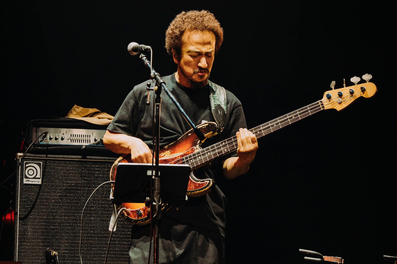 大神田智彦（B）（撮影：横山マサト） - KREVAソロデビュー20周年