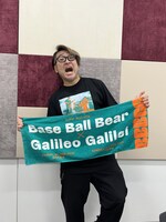 「ライブナタリー “Base Ball Bear × Galileo Galilei” -2025-」グッズを着用した堀之内大介（Base Ball Bear）。