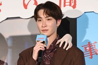 左肩に幽霊の手を乗せ、スンとした表情を浮かべる渡辺翔太（Snow Man）。