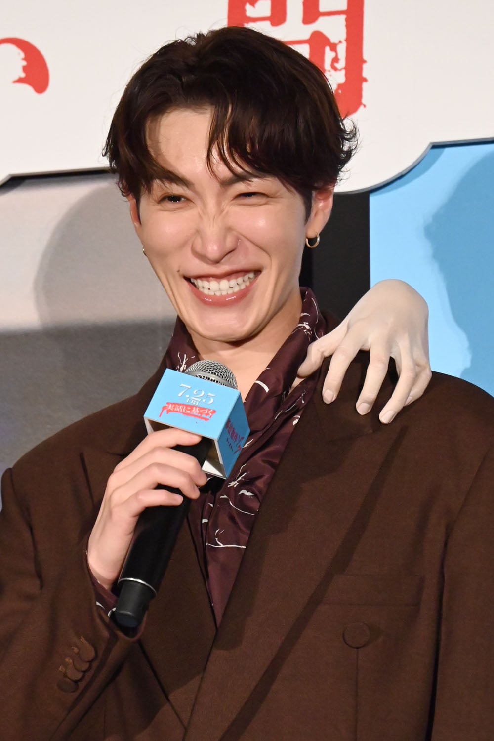 Snow Man渡辺翔太が“幽霊の手”肩に乗せ舞台挨拶、取り憑かれるほど夢中なモノ明かす