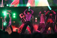 「BOOM BASH」のパフォーマンスの様子。