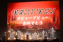 SWAGからのメジャーデビューの祝福を受けるONE N' ONLY。